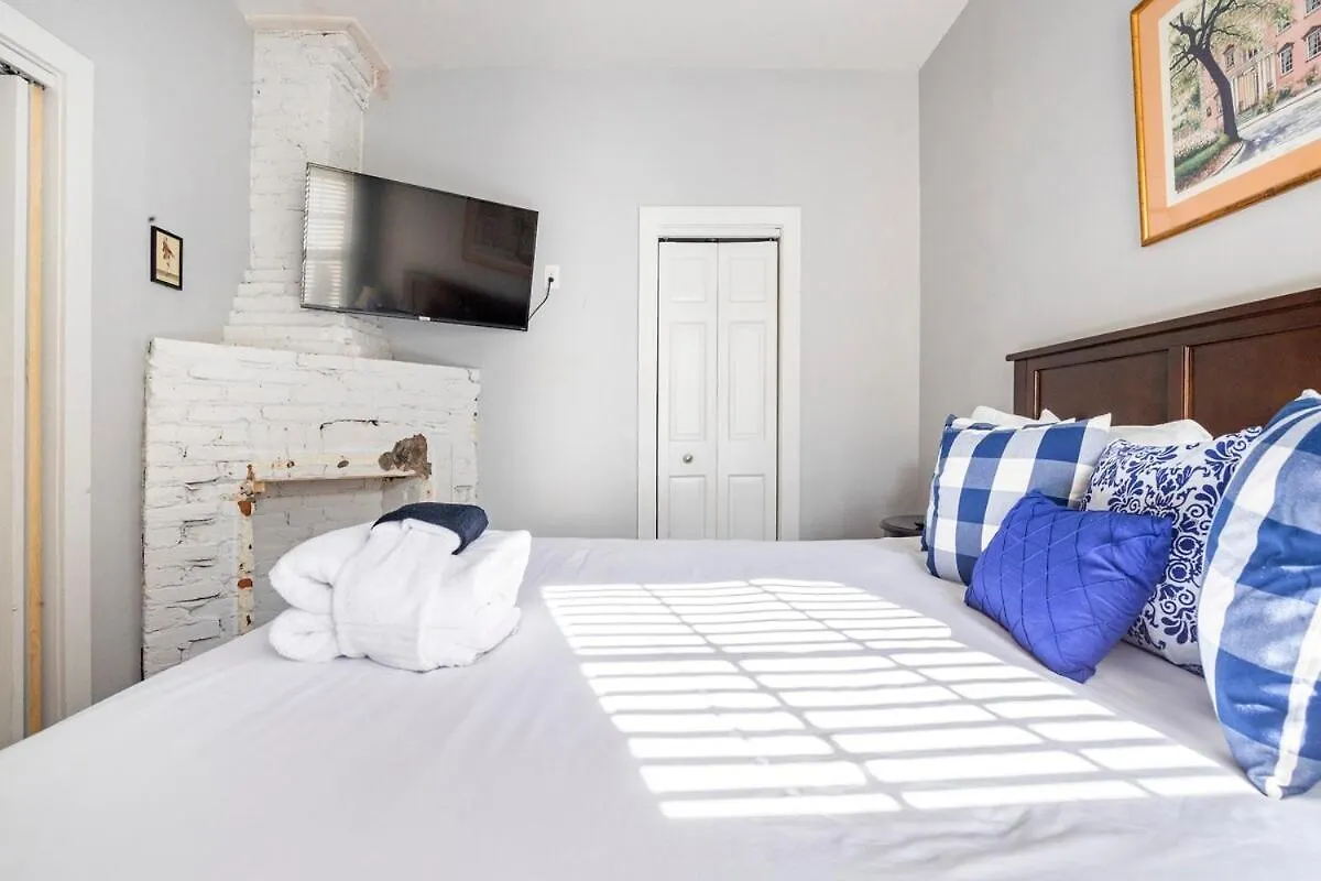 Historic Downtown King Bed Cottage- Parking And Patio Savannah Apartment