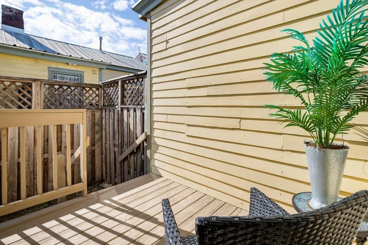 Historic Downtown King Bed Cottage- Parking And Patio Savannah 0*,  United States